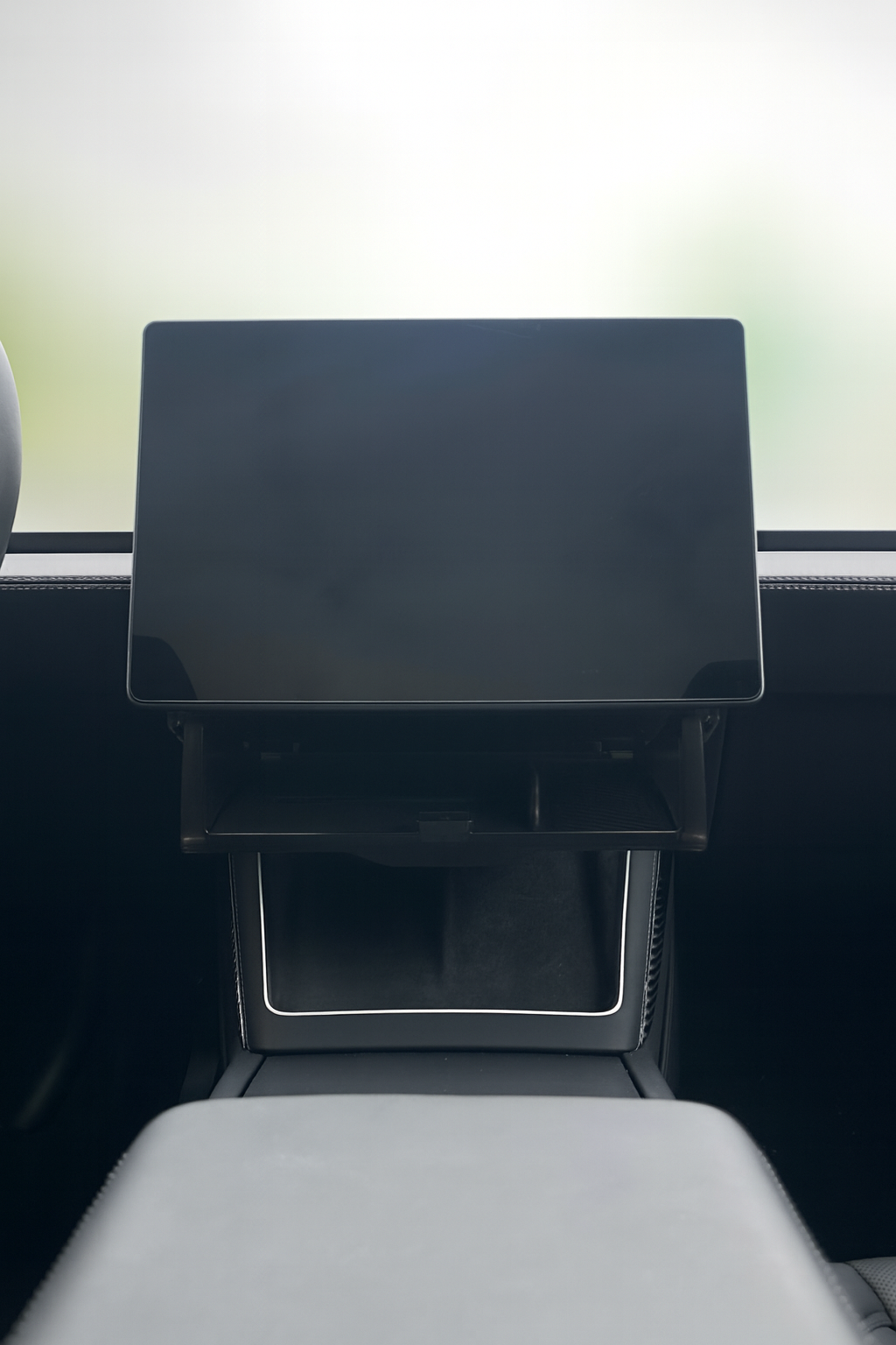 Smart oppbevaring under skjermen – Tesla Model 3/Y + Juniper