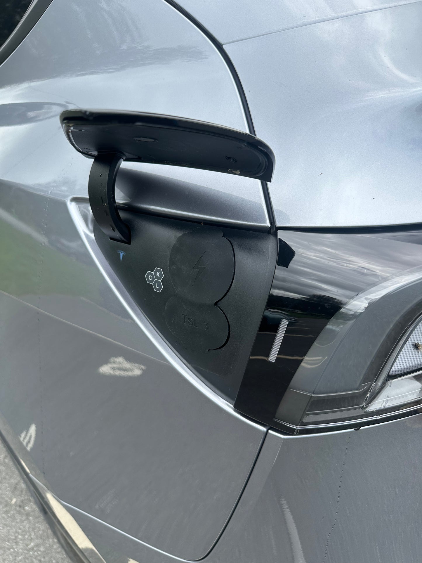 Charging port cover in silicone - Tesla Model 3 &amp; Y + Juniper