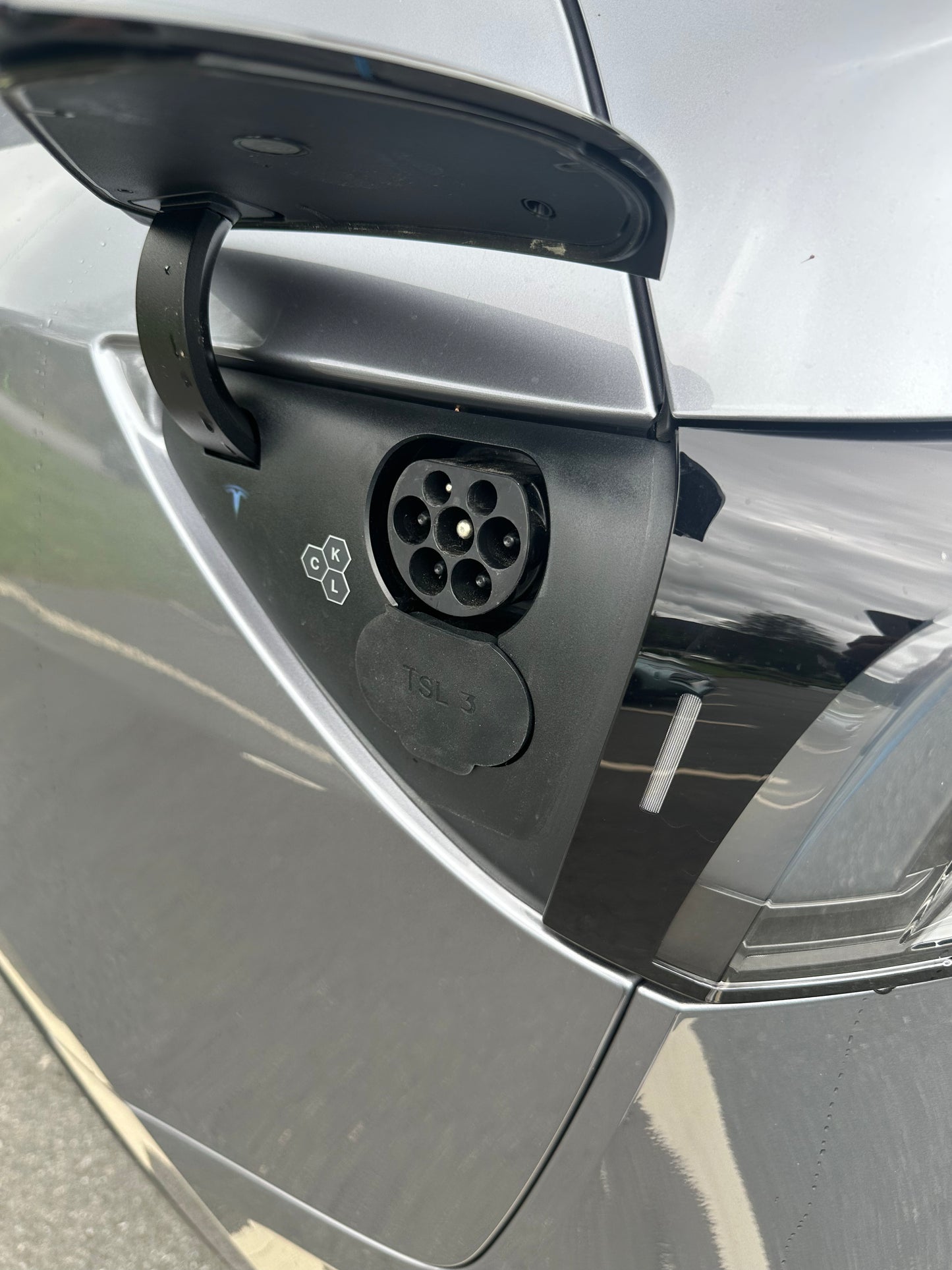 Charging port cover in silicone - Tesla Model 3 &amp; Y + Juniper