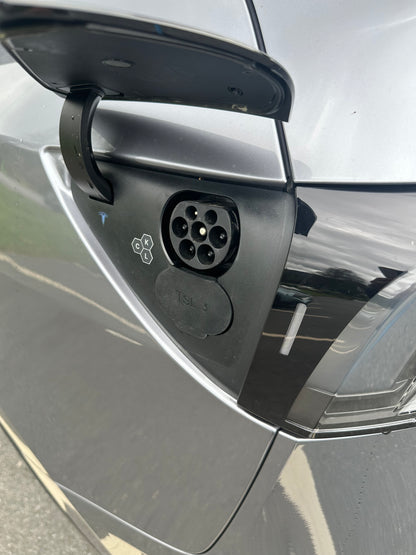 Charging port cover in silicone - Tesla Model 3 &amp; Y + Juniper