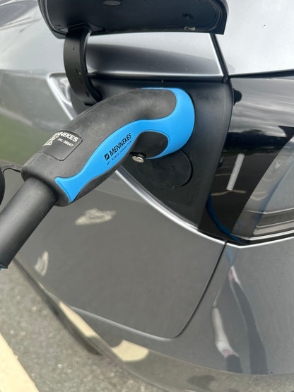 Charging port cover in silicone - Tesla Model 3 &amp; Y + Juniper