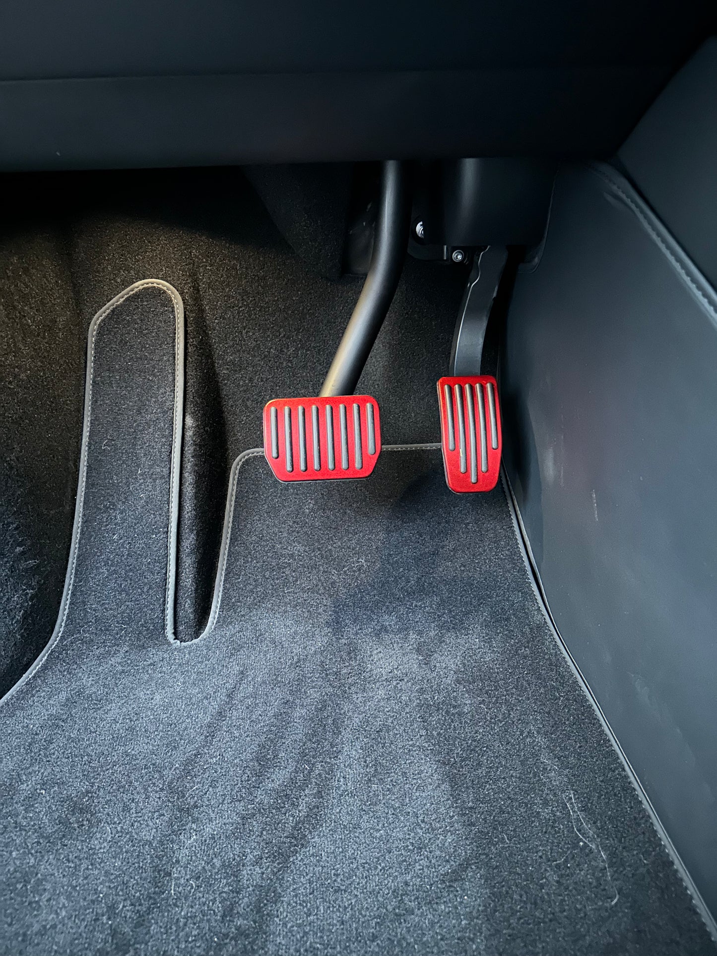 Pedaldeksler med anti-skli – Tesla Model 3, Model Y & Juniper - Force Mods