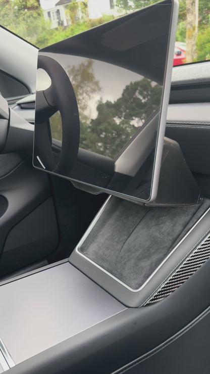 Smart oppbevaring under skjermen – Tesla Model 3/Y + Juniper